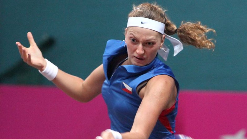 Petra Kvitová počas dvojhry proti Dominike Cibulkovej