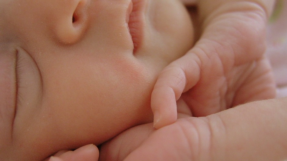 babetko kusok zblizka tvar ruky