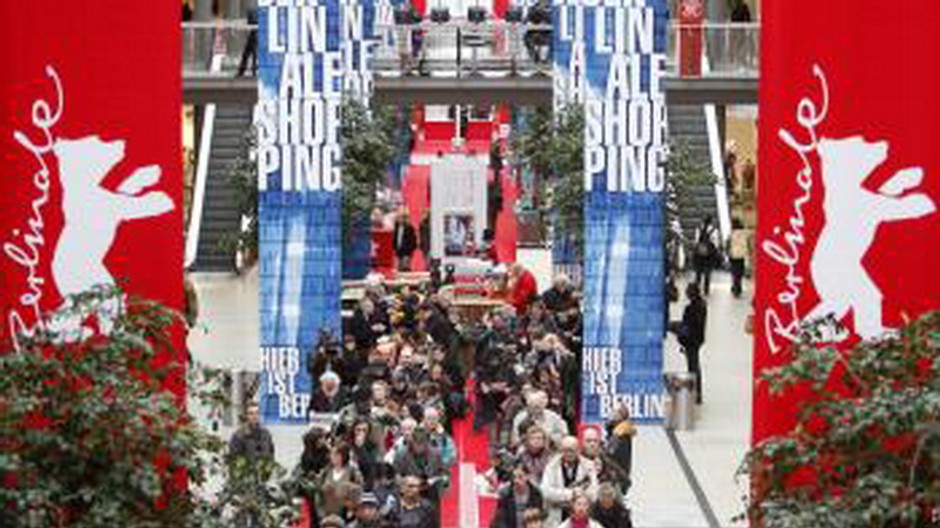 Berlinale 2010, vchod, červené steny, ľudia na koberci, logo