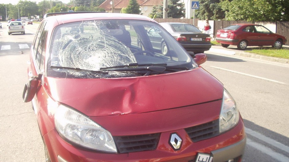 nehoda-rozbite cervene auto