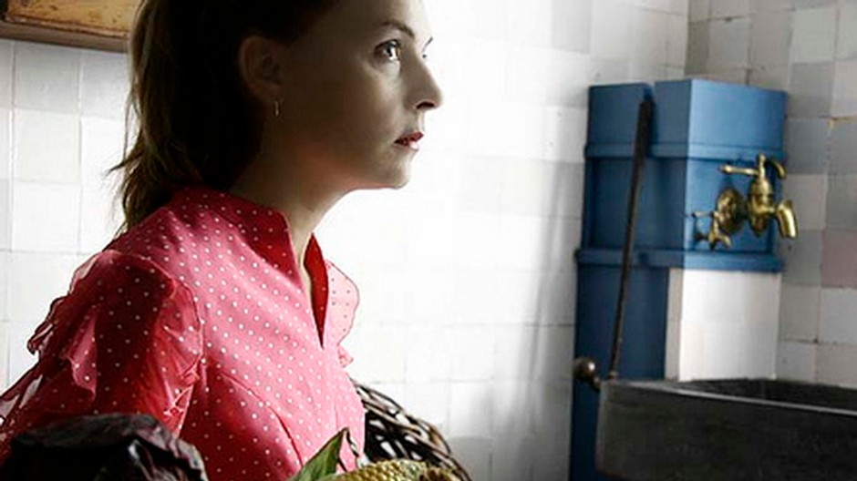 zena v kuchyni smutna