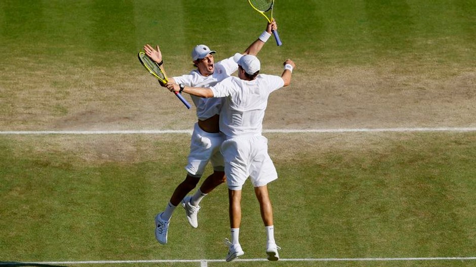 Bryanovci víťazné gesto