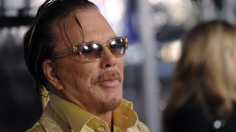 mickey rourke v okuliaroch, zlate sako