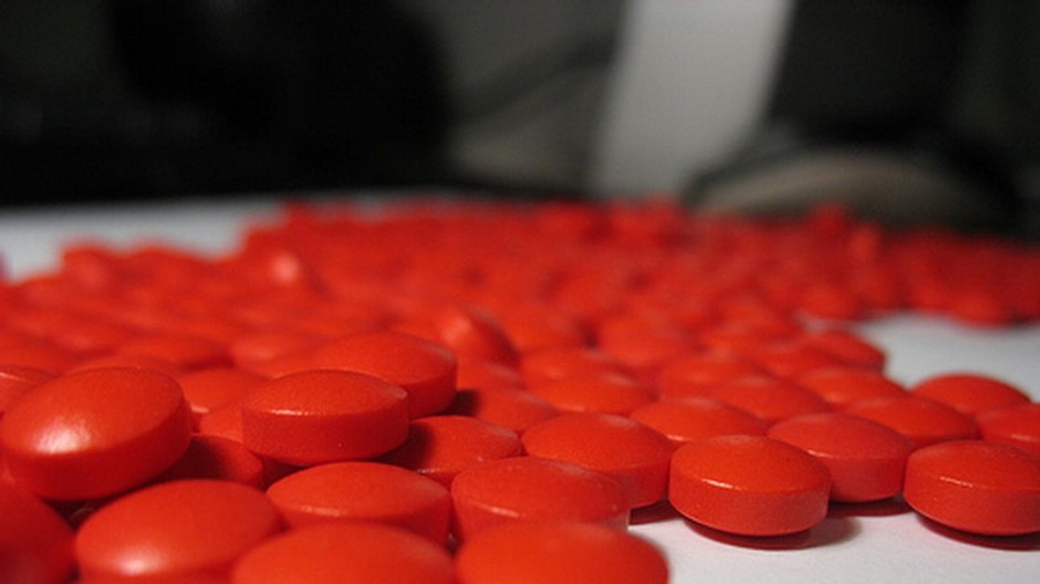 Červené tabletky na stole
