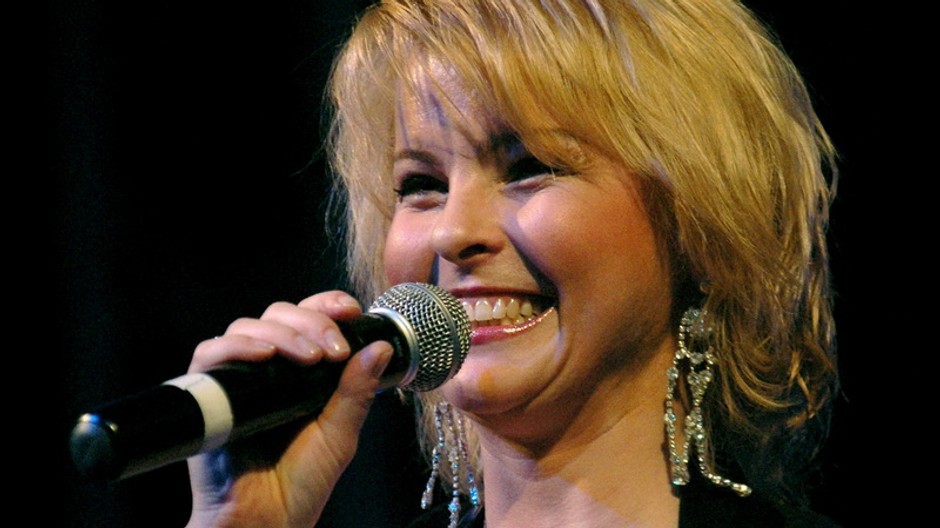 Iveta Bartošová sa usmieva, mikrofón, detail tváre