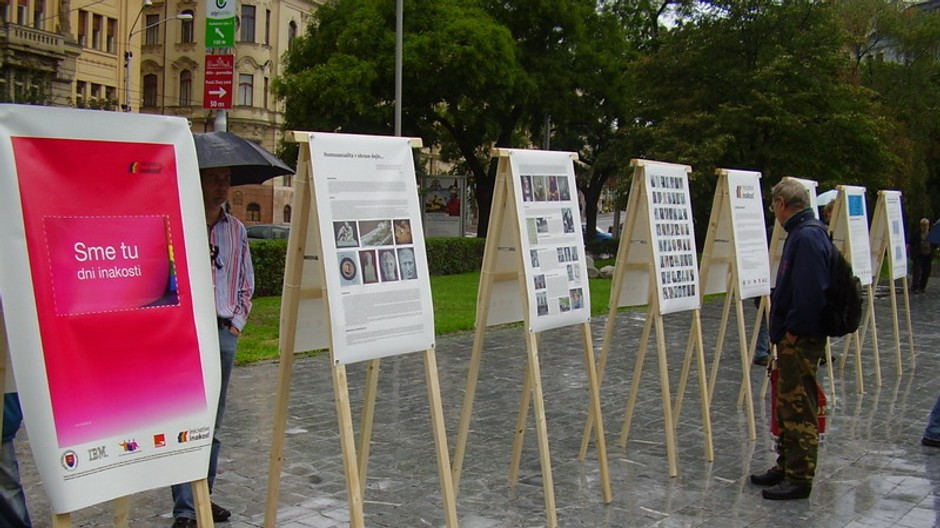 Výstavu o homosexuáloch a lesbách si môžete tento týždeň pozrieť na námestí SNP v Bratislave.