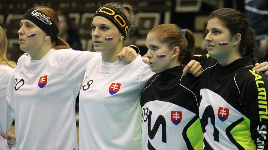 Slovenské florbalistky na MS pocas hymny