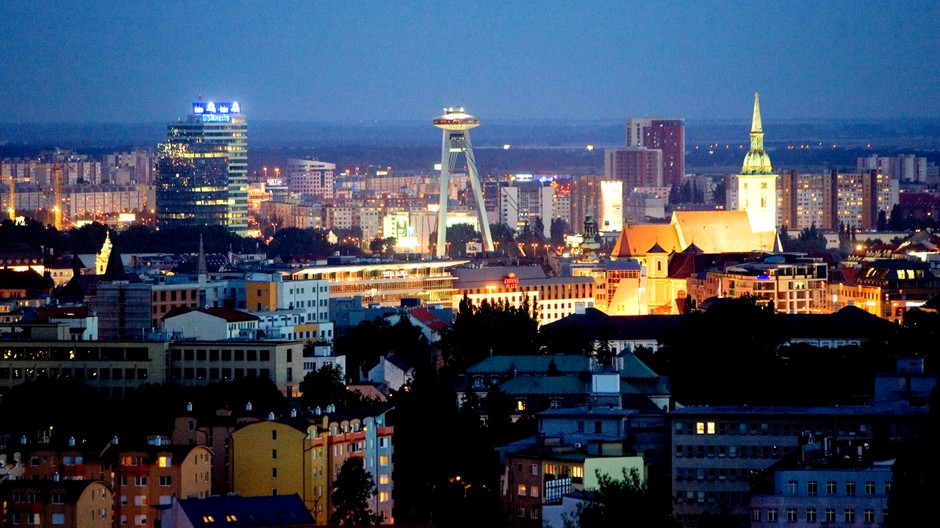 Bratislava nočný záber Dóm sv. Martina Nový Most UFO Petržalka