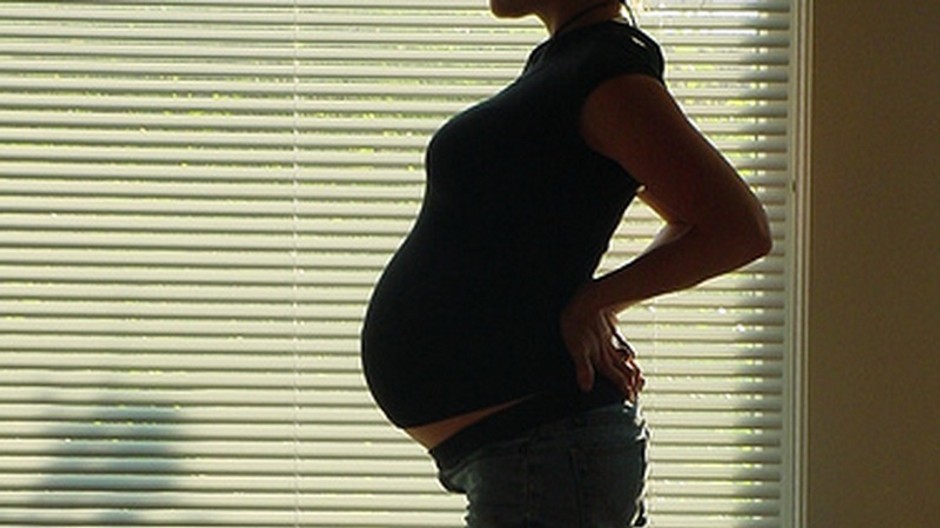 tehotne brucho zboku