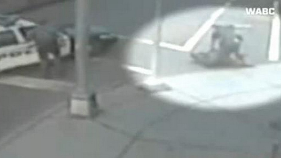 policajt bije muza na ulici