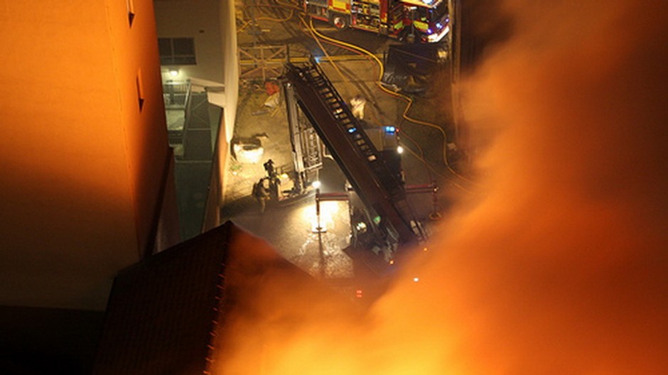 Požiar vo výške, pohľad zhora na hasičov a techniku