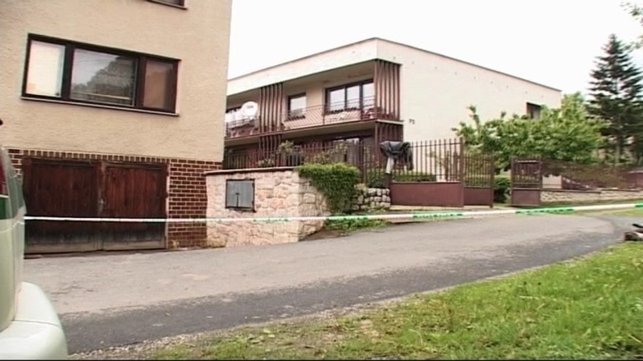 dom rodinny, pred nim policajna paska