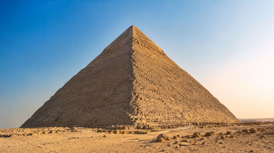 Cheopsova pyramída v Gíze osvetlená slnečným svetlom.