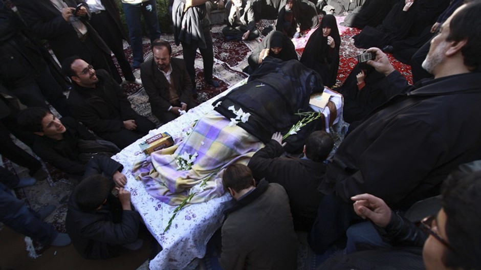 desaťtisíce ľudí sa  zhromaždili v okolí domu zosnulého veľkého ajatolláha Hosejna Alího Montazerího