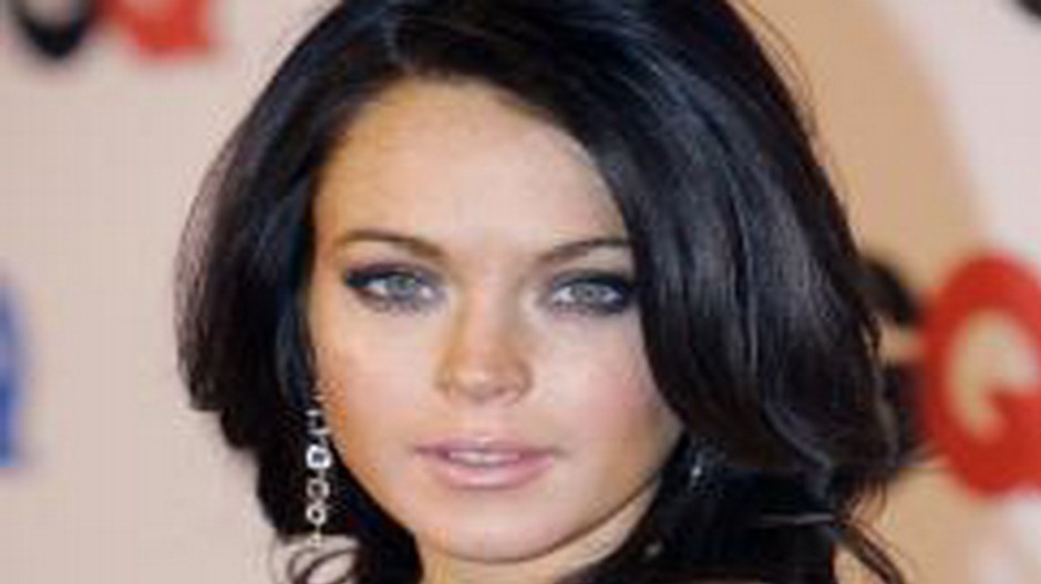 Lindsay Lohan, tvár, detail, čierne vlasy, rozšírená