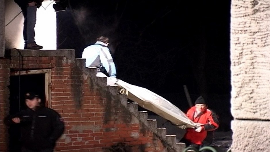 Mŕtvola v igelite, nosidlá, tma, schodisko, policajt, poštárka