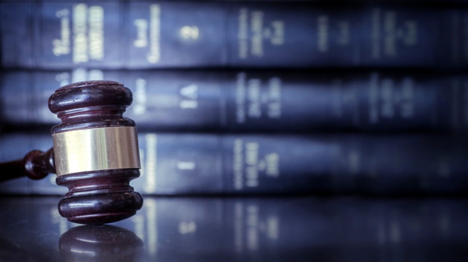 kladivo advokácia PR správa 