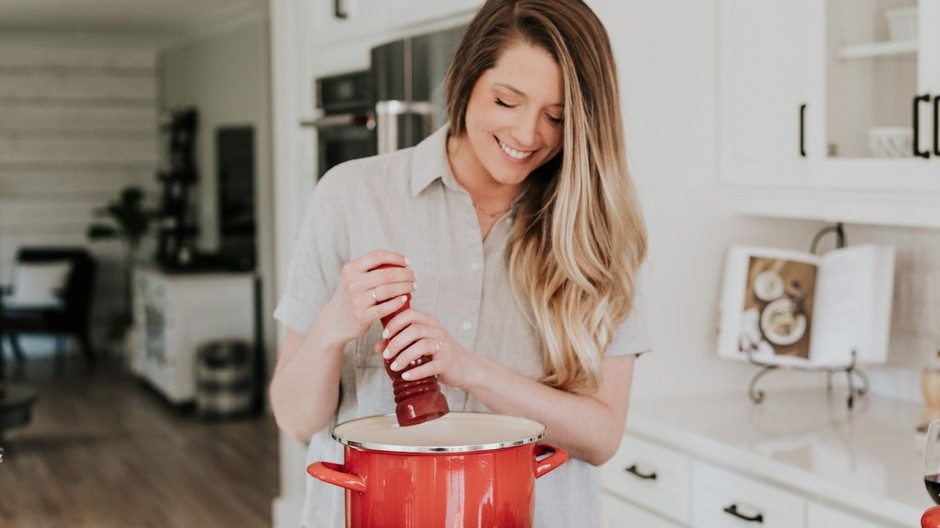 žena varí, žena v kuchyni