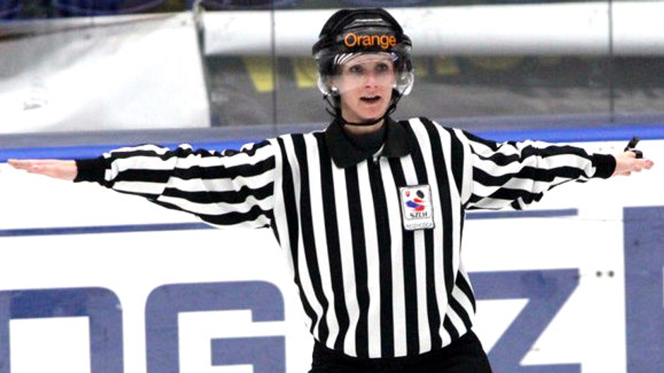 Michaela Kúdeľová_rozhodkyňa_písaknie_hokej_majstrovstvá