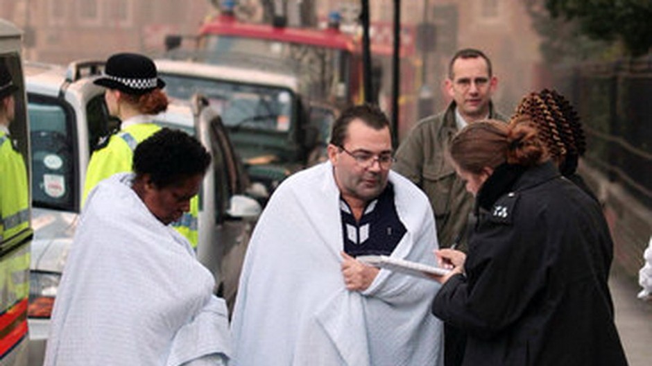 ľudia v dekách-požiar