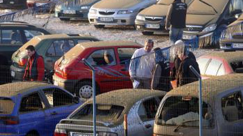 Autobazár, autá, ľudia