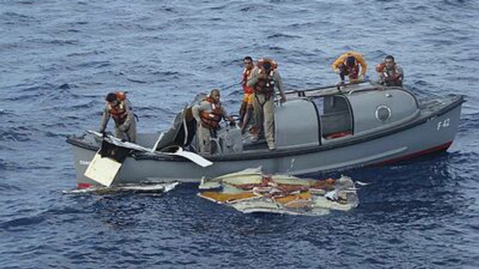 Vyťahujú trosku airbusu Air France