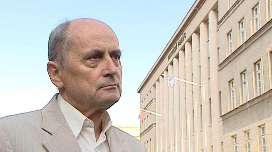 Ján Čarnogurský pred Justičným palácom