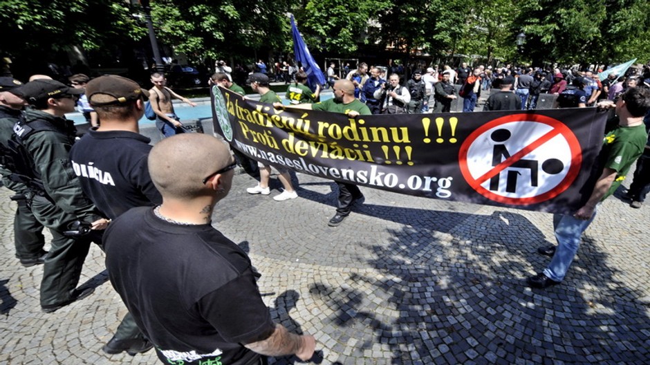 duhovy pochod extremisti-transparent