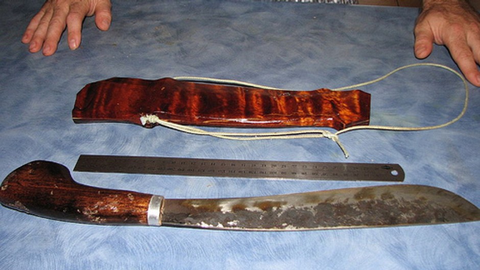 maceta a dve ruky na stole