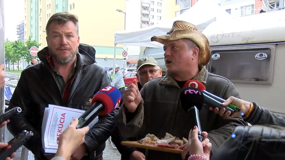 Protest farmárov pokračuje