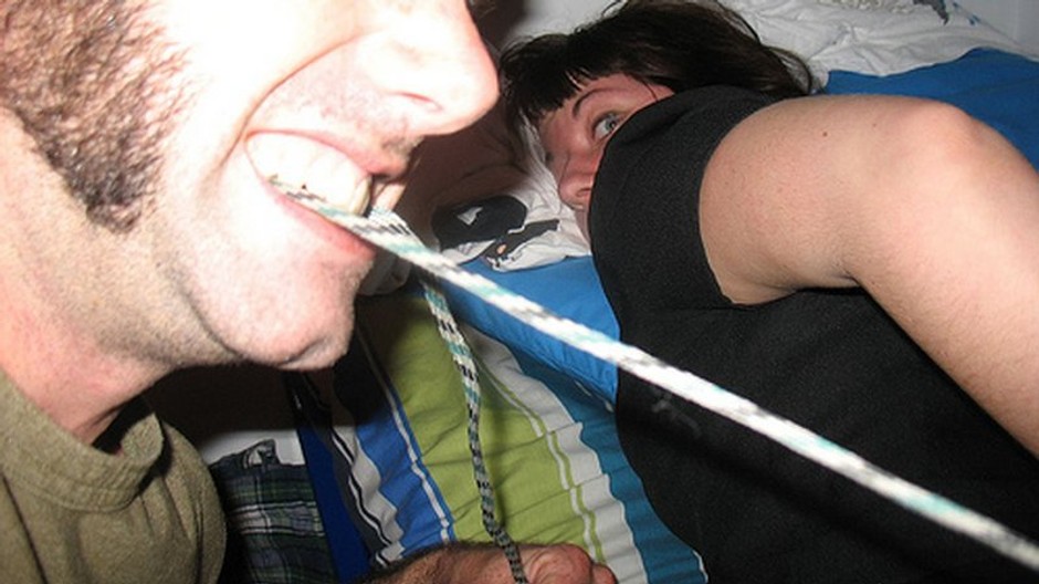 muz spagat v zuboch, sputava zenu, postel