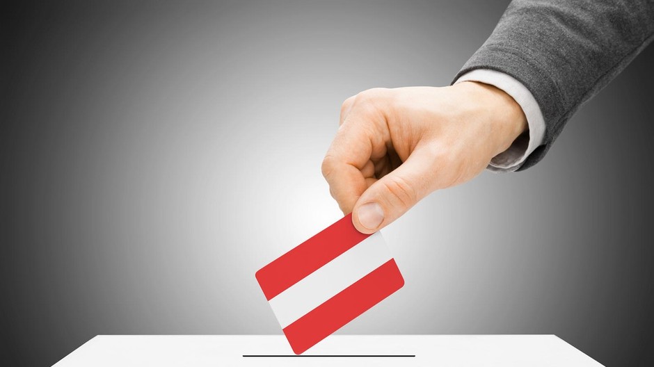 Voľby, Rakúsko, prezident, ruka dáva hlasovací lístok do urny