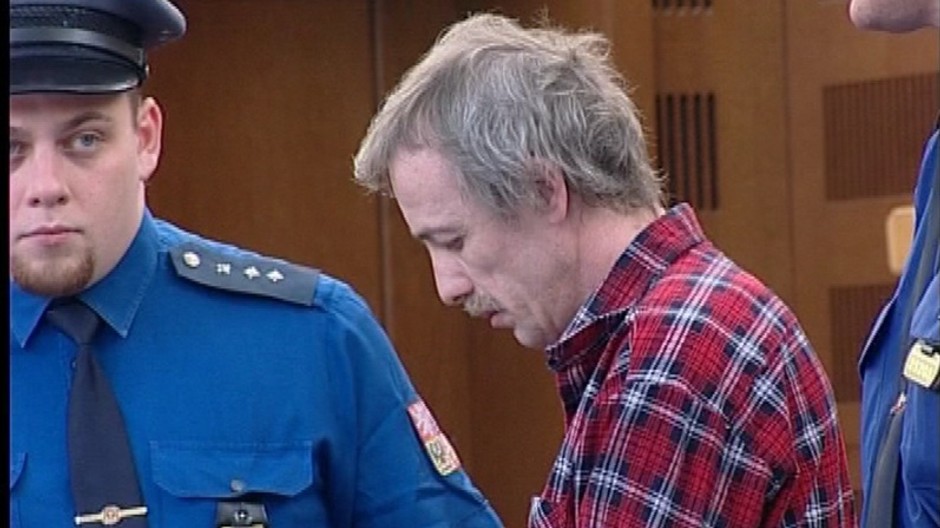 Údajný pedofil Antonín Novák na súde z profilu, policajt spredu