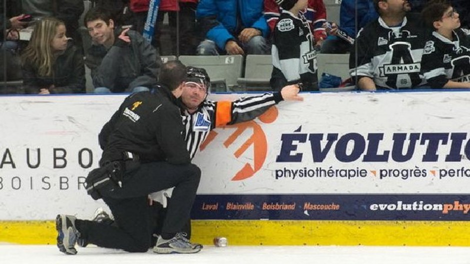 rozhodca na kolenach