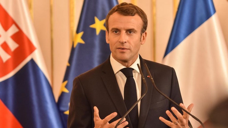 Emmanuel Macron pricestoval na Slovensko. Okrem prezidentskej návštevy ho čaká aj diskusia s verejnosťou