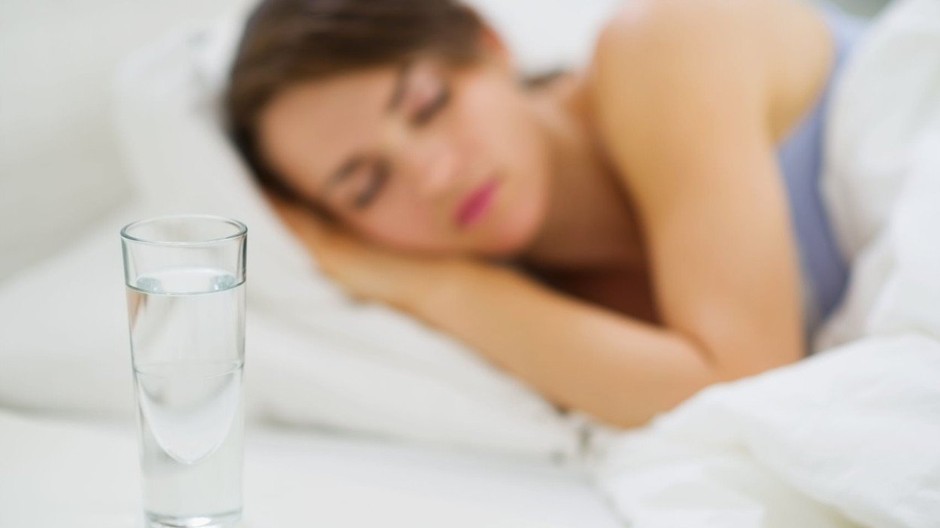 voda pohar zena spiaca zena