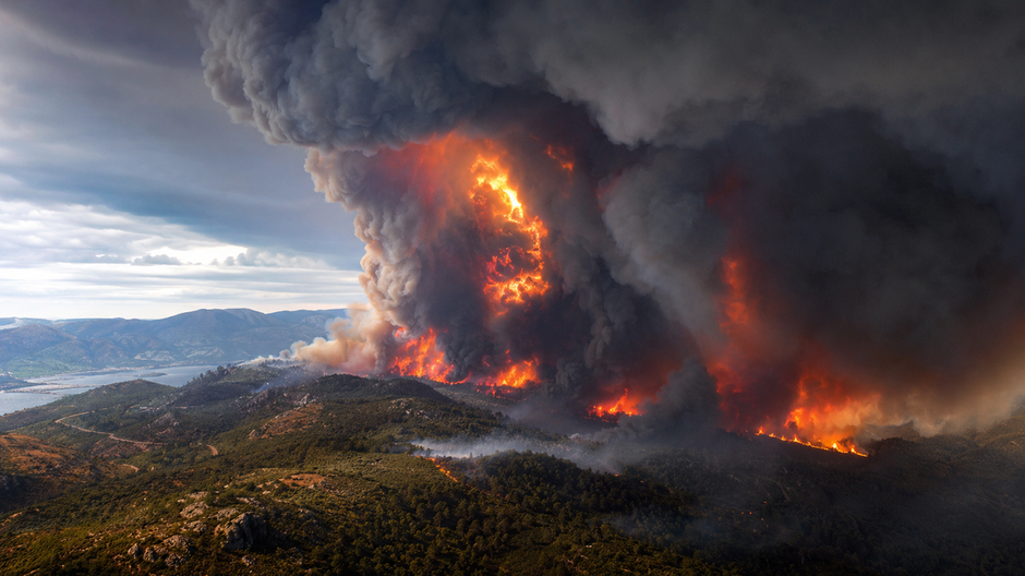 Obrovský lesný požiar vo Francúzsku s mohutným pyrokumulonimbus oblakom stúpajúcim nad horiaci les.