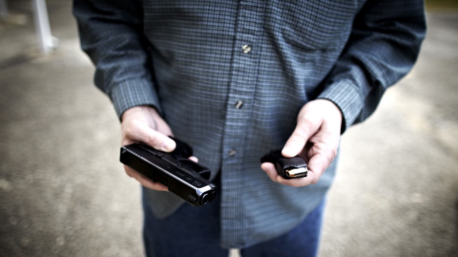 muž zbraň ilustračné foto