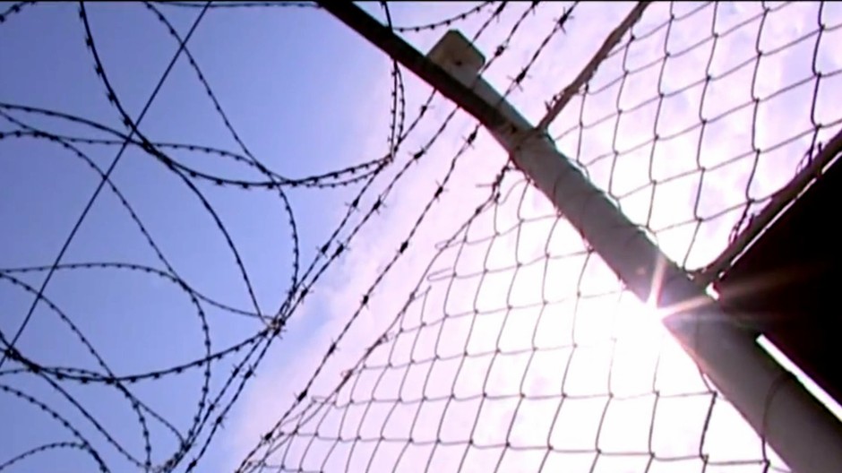 Väzenie, ostnatý plot