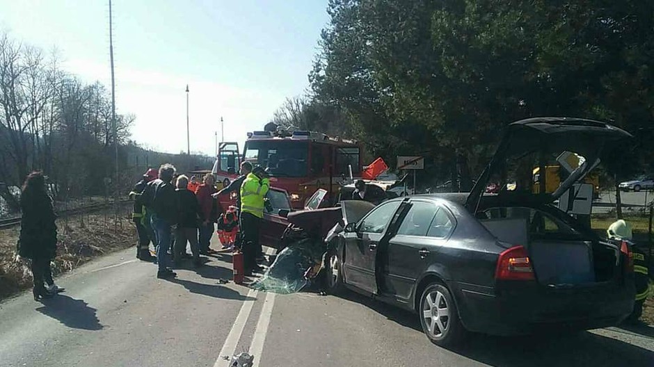 Vážna nehoda pri Brezne. Štátnu cestu museli uzatvoriť