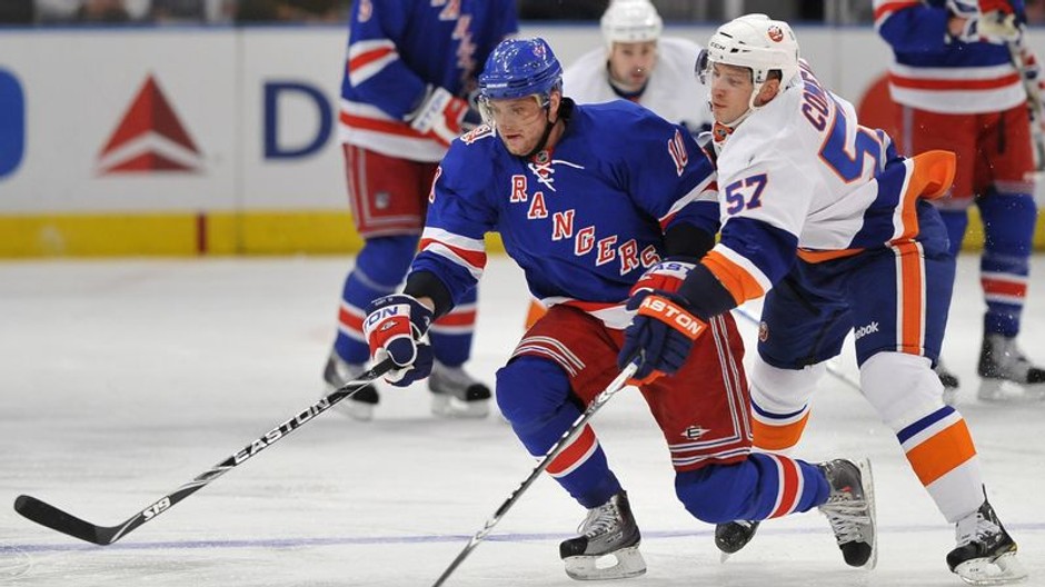 Marián Gáborík a Blake Comeau v súboji o puk