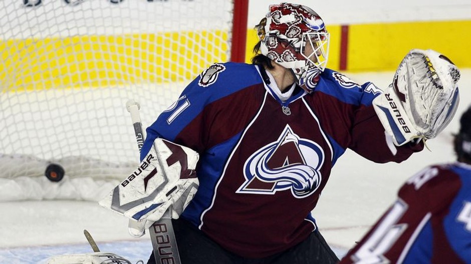 Peter Budaj v zápase Calgary-Colorado