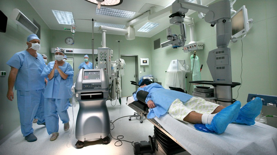 Muž na operačnom stole