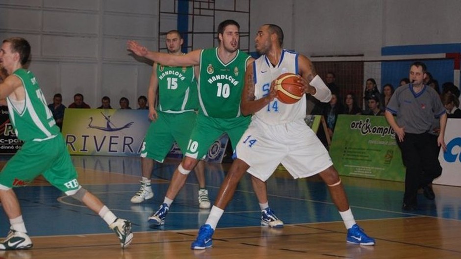 Basketbalisti Handlovej v akcii