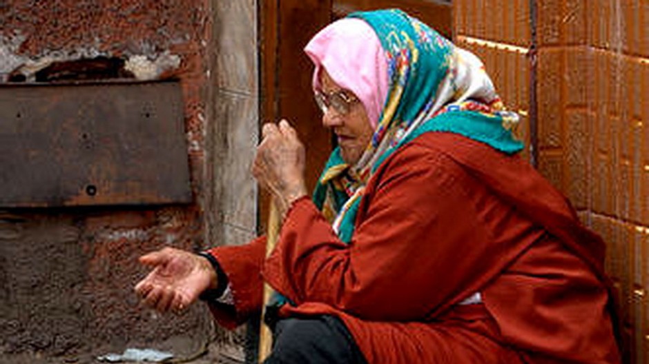 starenka babka s nastrcenou rukou