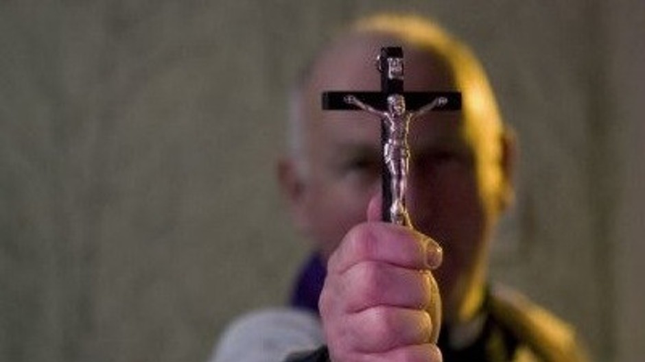 Exorcizmus, kňaz, kríž, ilustračná foto