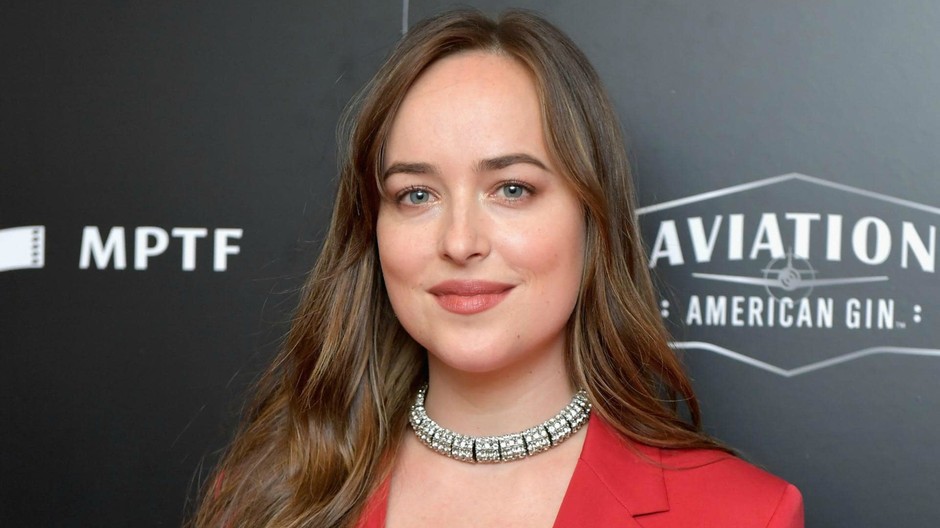 dakota johnson.jpeg