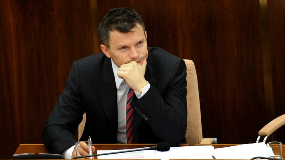 pociatek zamysleny ruka