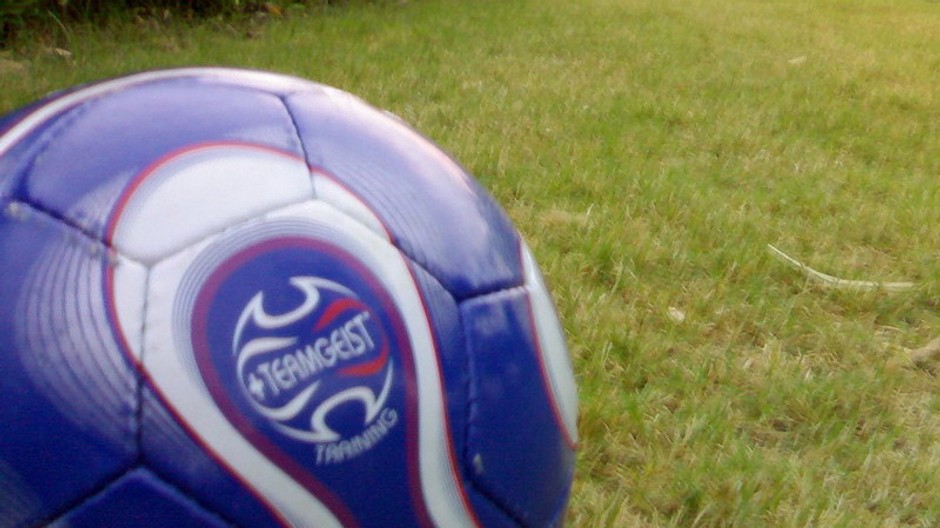 Futbalová lopta v tráve