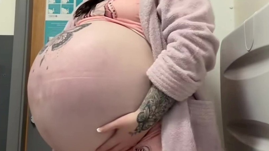 tehotna zena s bruchom